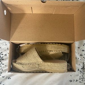 SUPER CUTE Platform sandals! 💕🦋